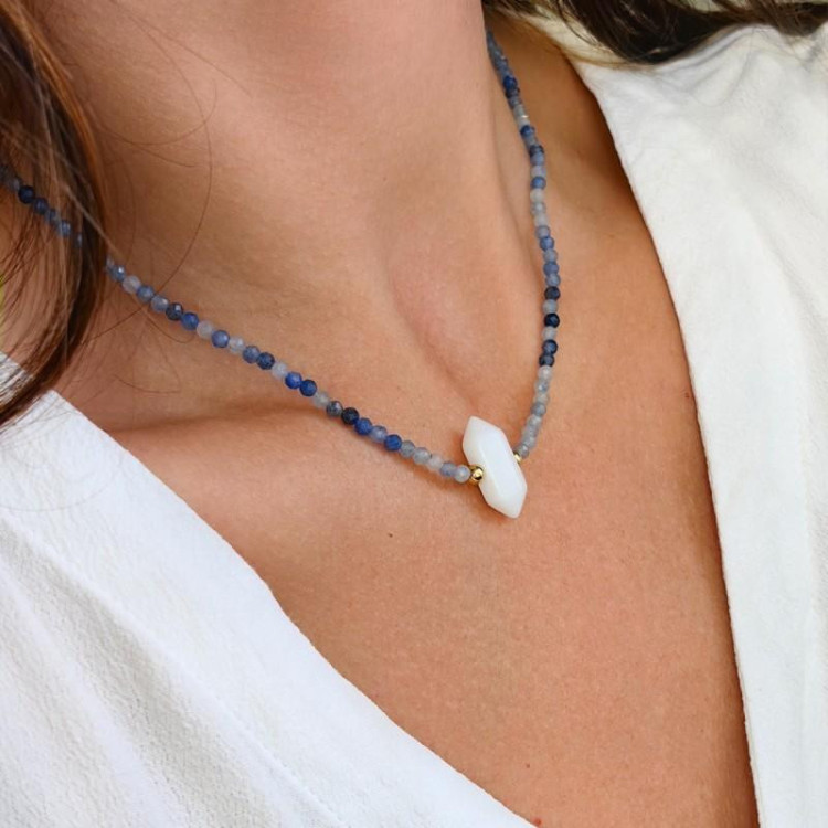 Modro pozlačena ogrlica s kristalom