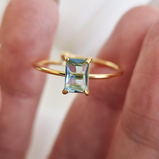 Pozlačen ženski prstan z modrim cirkonom