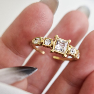 Ženski pozlačen prstan s cirkoni