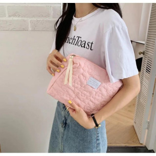 Roza prešita kozmetična torbica