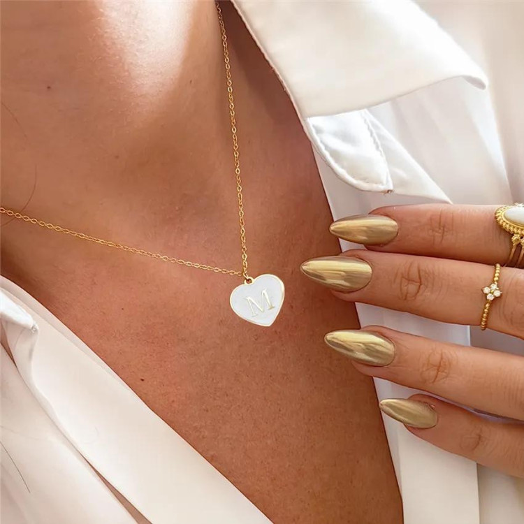 Ogrlica s črko M iz kirurškega jekla