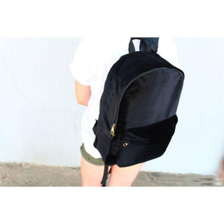 Črn žameten nahrbtnik