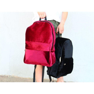 Črn žameten nahrbtnik