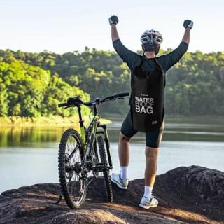 Vodotesna torba 30l v črni barvi