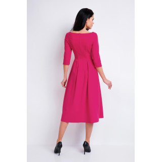 Krásne dámske šaty ružovej farby s rozšírenou sukňou