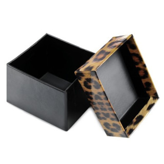 Črna darilna škatla z leopardjim vrhom