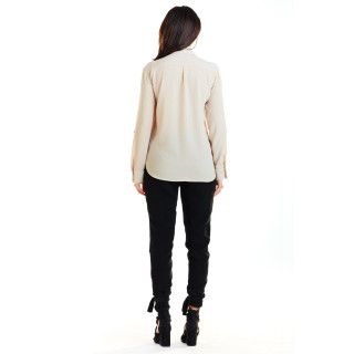 Klasična bež ženska srajca z žepi na prsih