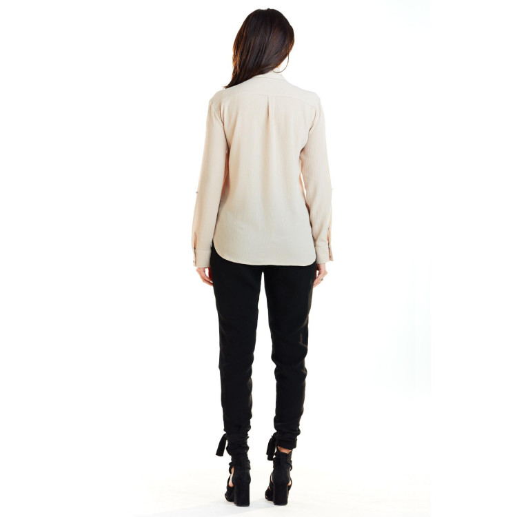 Klasična bež ženska srajca z žepi na prsih