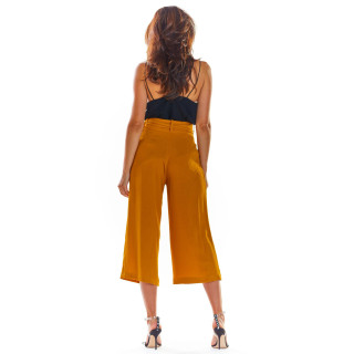 Modne ženske hlače v kamelji barvi za poletje