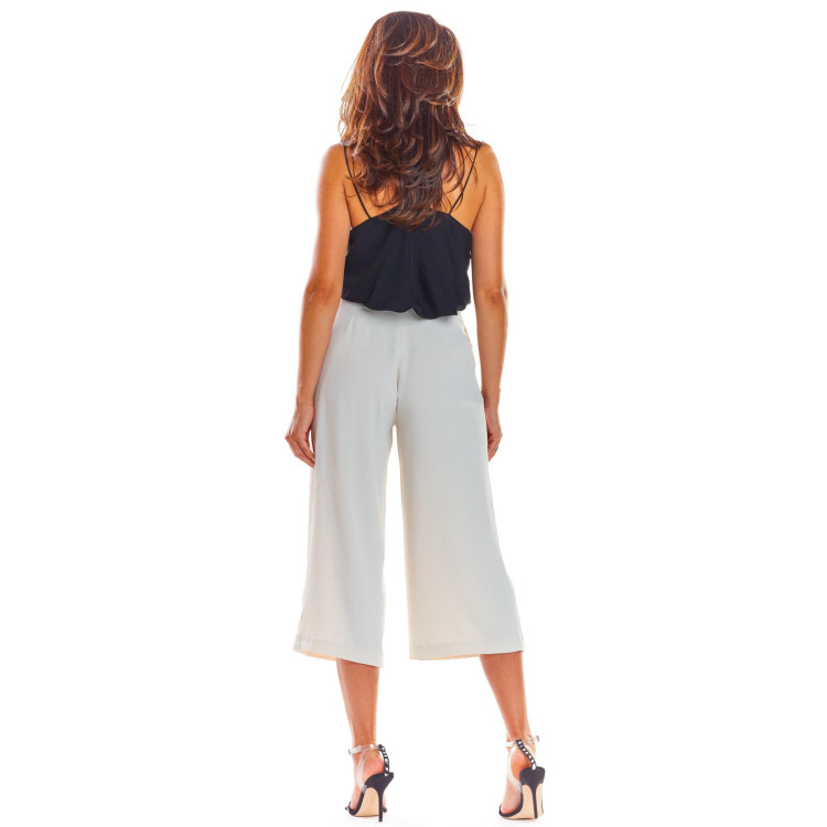 Modne ženske hlače za poletje v bež barvi