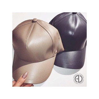 Ženska usnjena kapa v sivi barvi