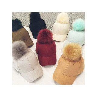 Ženska žametna kapa s čopom v bordo barvi