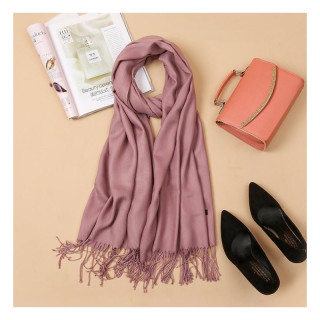 Ženski eleganten šal z resicami temno roza barve