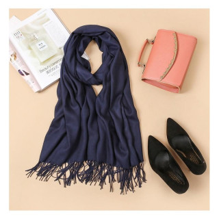 Ženski eleganten šal z resicami v temno modri barvi