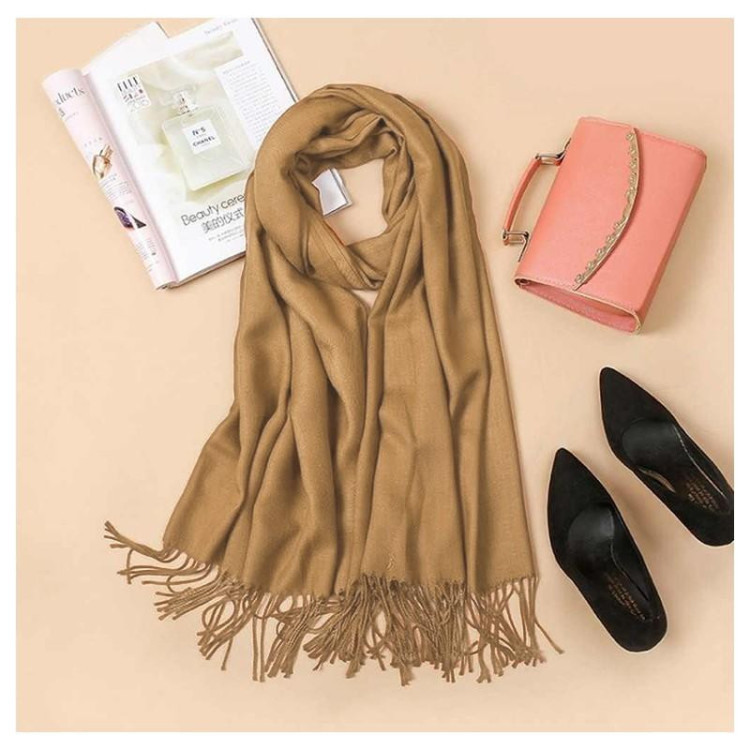 Elegantna rjava ženska ruta z resicami