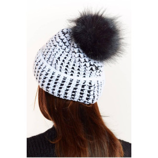 Ženska topla kapa s krznenim čopom v beli barvi