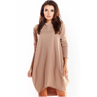 Ohlapna bež ženska obleka z dolgimi rokavi