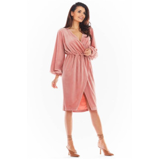 Ženska obleka iz roza velurja z izrezom v ovojnici