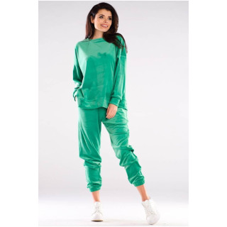 Modni ženski komplet iz velurja v zeleni barvi