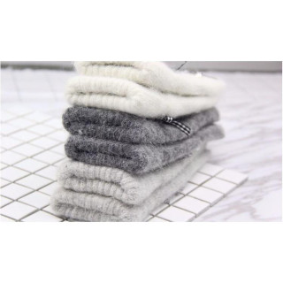 Ženske zimske rokavice s pentljami in perlami v sivi barvi