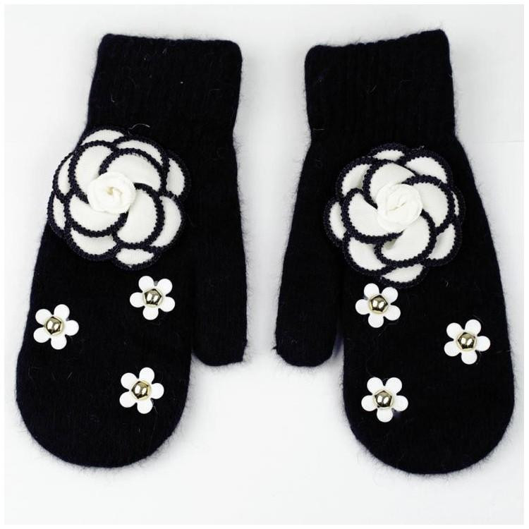 Ženske zimske rokavice črne barve z rožicami