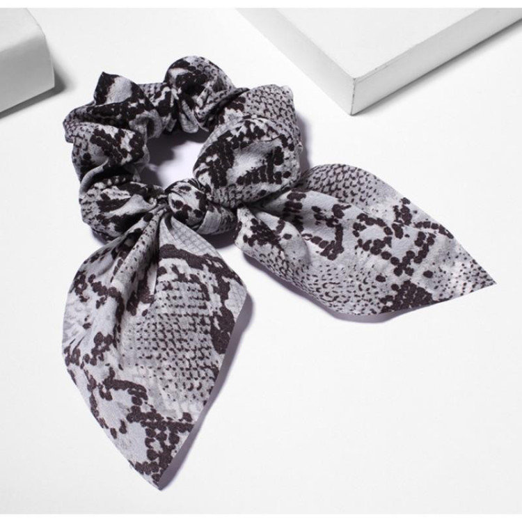 Siv gumijasti trak z motivom kačje kože