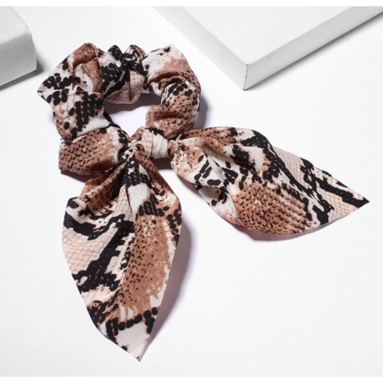 Rjav gumijasti trak z motivom kačje kože