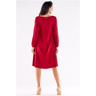 Rdeča obleka v obliki trapeza