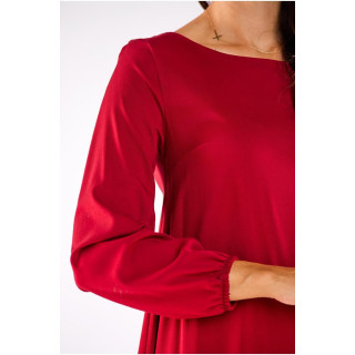 Rdeča obleka v obliki trapeza