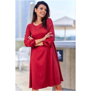 Rdeča obleka v obliki trapeza