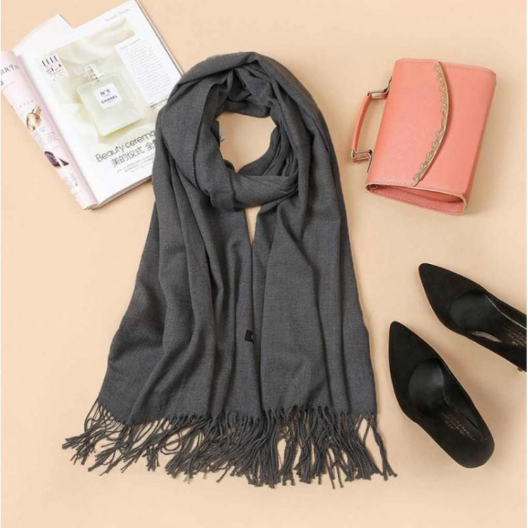 Siv eleganten šal z resicami