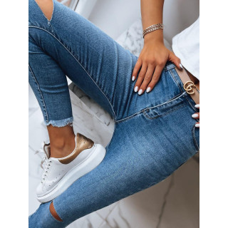 Modre ženske kavbojke z luknjami na kolenih