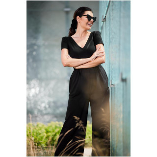 Ženski črn kombinezon s širokimi hlačami