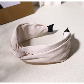 Vzorčast naglavni trak