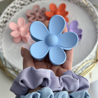 Sponka za lase v modri barvi