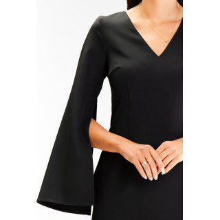 Ženska črna obleka z razporki na rokavih