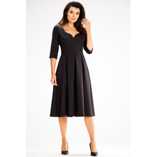 Podaljšana črna obleka z izrezom