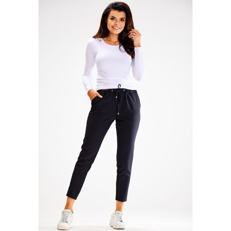 Ženske črne hlače z elastiko v pasu