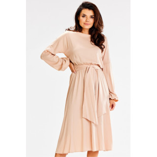 Ohlapna bež obleka s širokim trakom