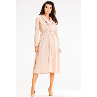 Elegantna bež obleka s šal ovratnikom