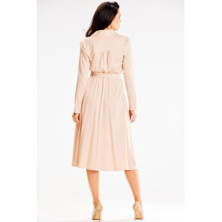 Elegantna bež obleka s šal ovratnikom