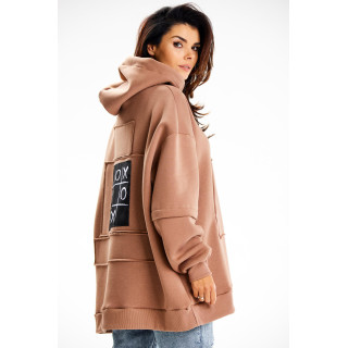 Ohlapen bež pulover z našitkom na hrbtu