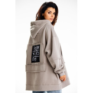 Siv ženski pulover z našitkom na hrbtu