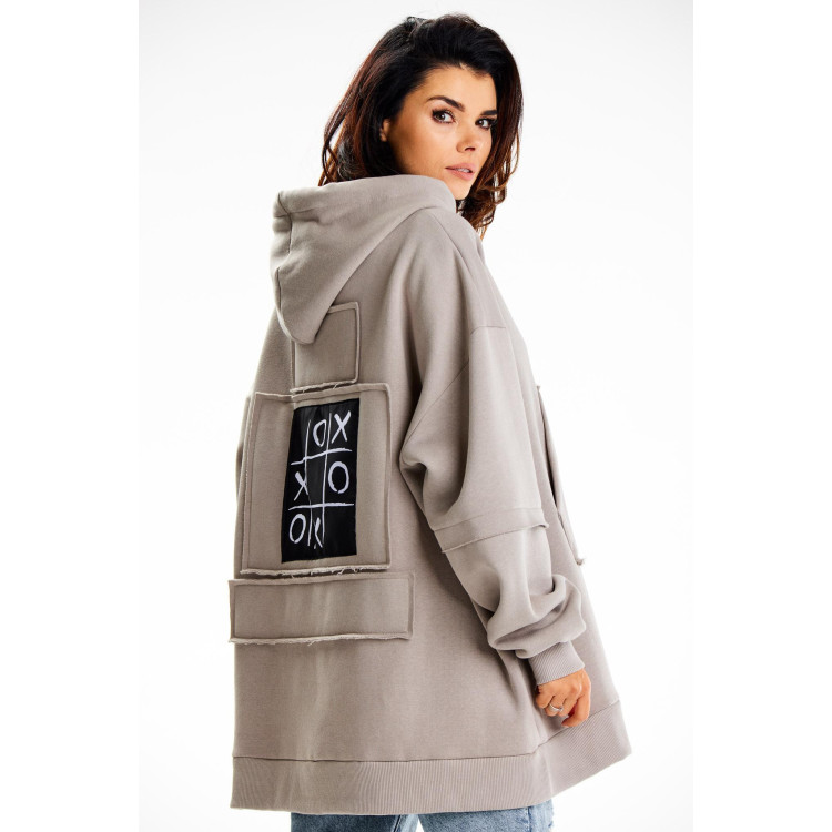 Siv ženski pulover z našitkom na hrbtu