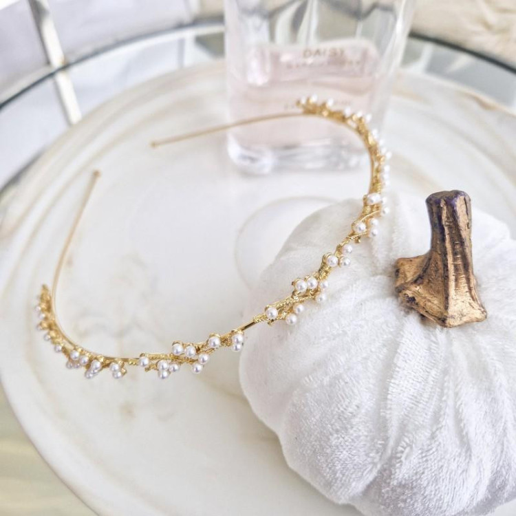 Ženski naglavni trak z biseri