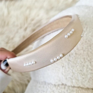 Bež naglavni trak, okrašen z biseri