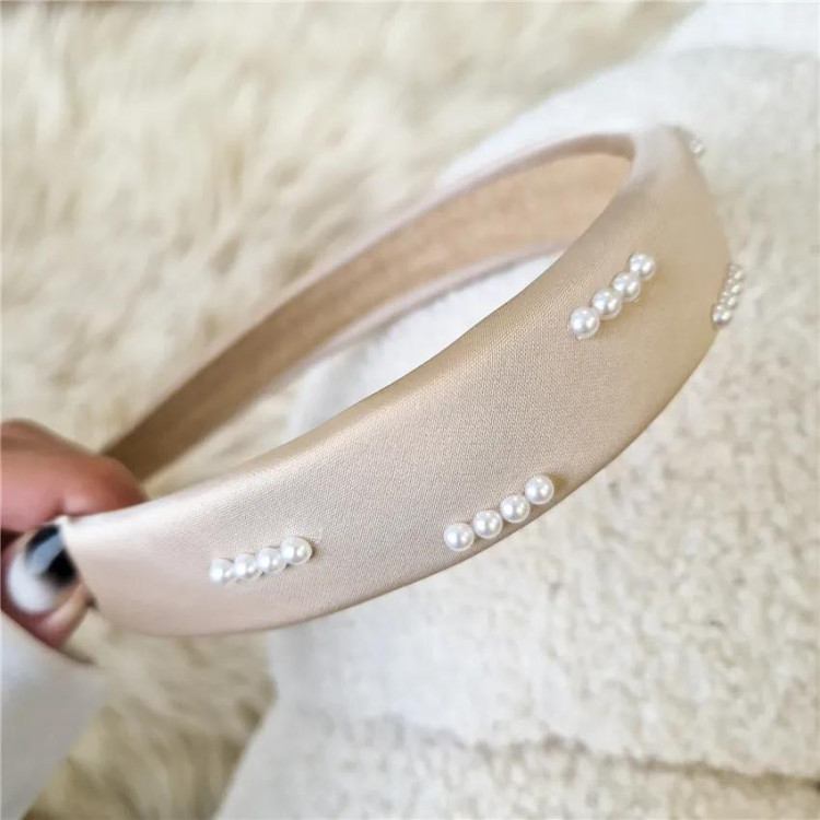 Bež naglavni trak, okrašen z biseri