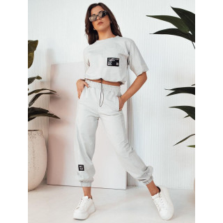 Svetlo siv ženski komplet z našitkom