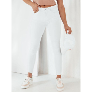 Ženske bele kavbojke z neobdelanim zaključkom