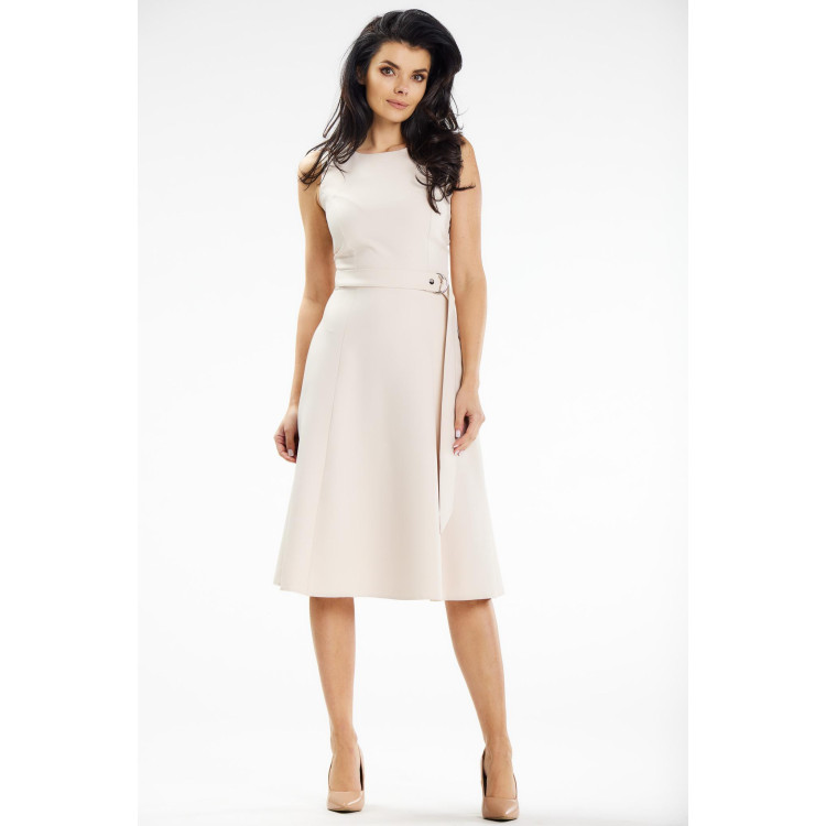 Elegantna bež obleka s pasom